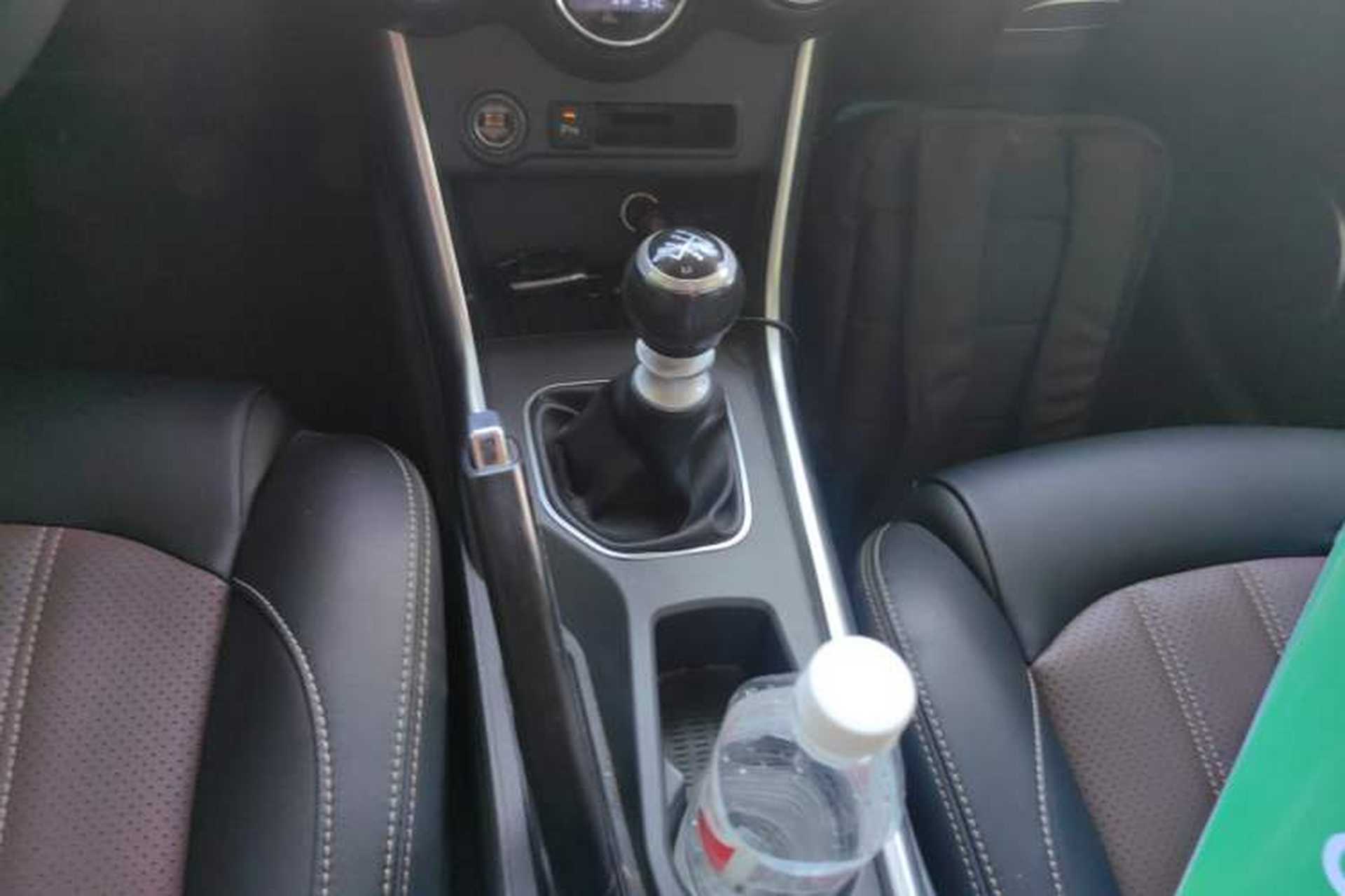 Used BYD Song 2016 GaiShi Edition 1.5TI Manual Elite Model Gear Lever