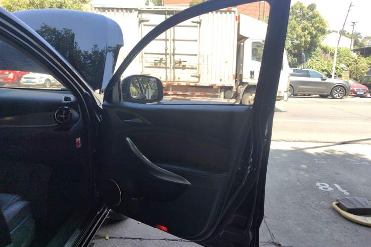 Used BYD Song 2016 GaiShi Edition 1.5TI Manual Elite Model Right Front Door Interior