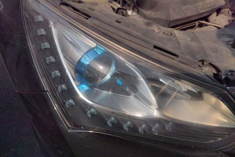 Used BYD Song 2016 Gaishi Edition 1.5TID Automatic Luxury Model Right Front Headlight