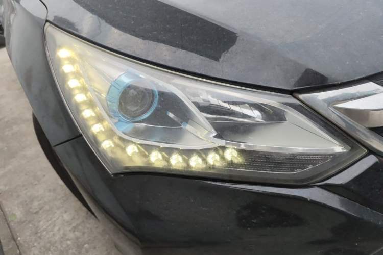 Used BYD Song 2016 GaiShi Edition 1.5TI Manual Elite Model Right Front Headlight