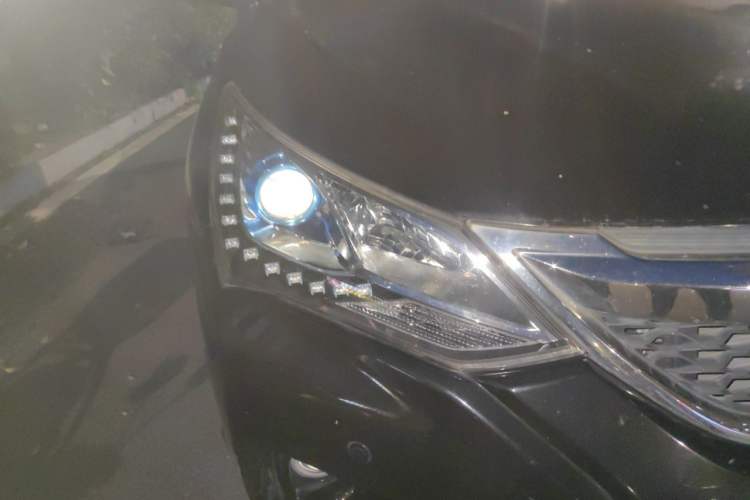 Used BYD Song 2016 GaiShi Edition 1.5TI Manual Elite Model Right Front Headlight