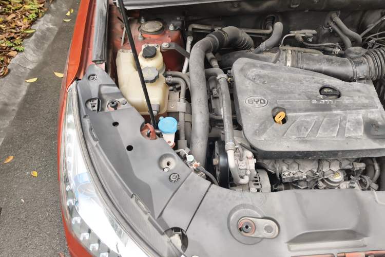 Used BYD Song 2016 2.0TID Automatic Prestige Edition Engine Bay Right