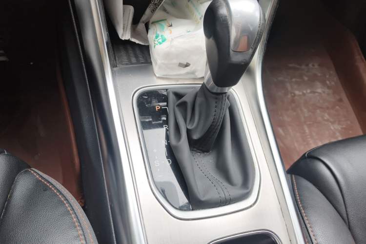Used BYD Song 2016 2.0TID Automatic Prestige Edition Gear Lever