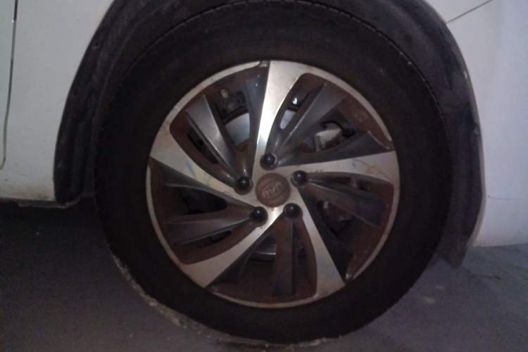 Used BYD Song 2016 2.0TID Automatic Flagship Edition Right Front Wheel Hub