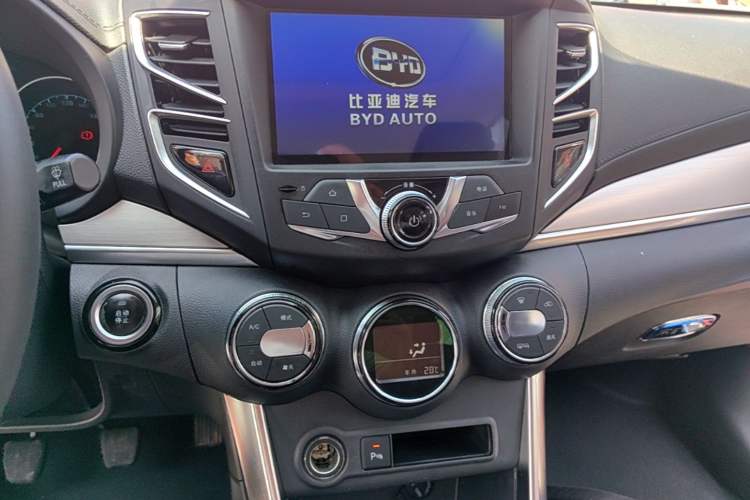 Used BYD Song 2016 GaiShi Edition 1.5TI Manual Elite Model Audio And AC Panel