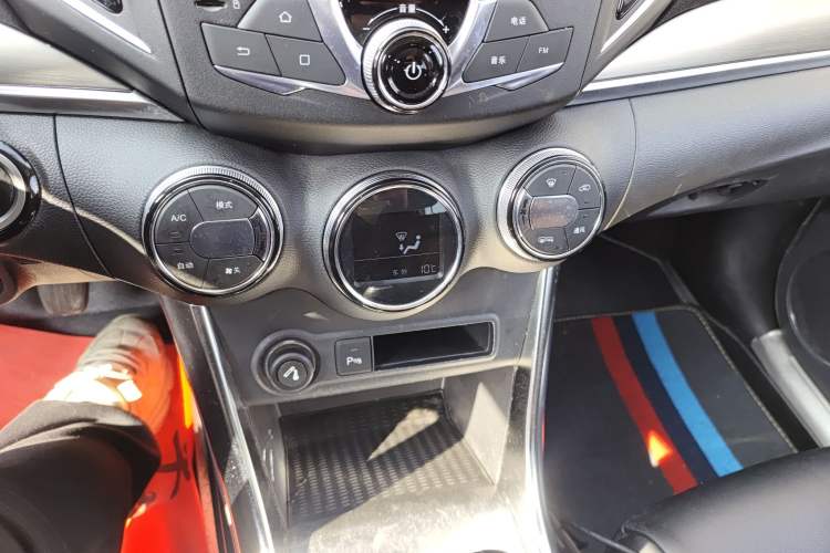 Used BYD Song 2016 GaiShi Edition 1.5TI Manual Elite Model Audio And AC Panel