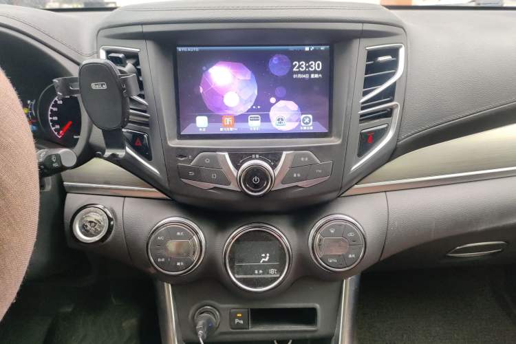 Used BYD Song 2016 GaiShi Edition 1.5TI Manual Elite Model Audio And AC Panel
