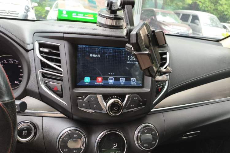 Used BYD Song 2016 GaiShi Edition 1.5TID Automatic Elite Model Audio And AC Panel