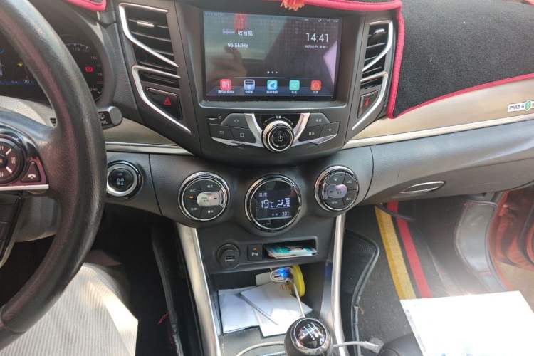 Used BYD Song 2016 Gaishi Edition 1.5TI Manual Haoya Model Audio And AC Panel