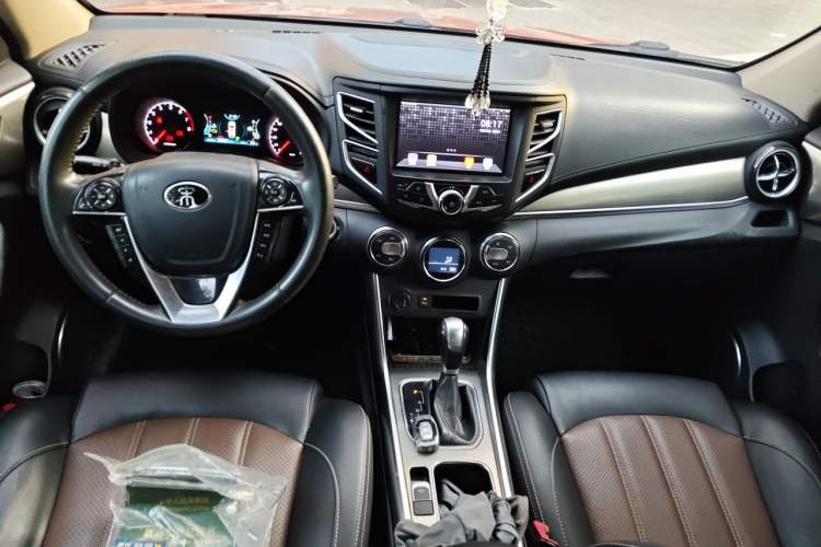 Used BYD Song 2016 GaiShi Edition 1.5TID Automatic Elite Model Center Console