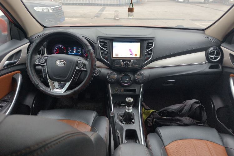 Used BYD Song 2016 1.5TI Manual Luxury Model Center Console
