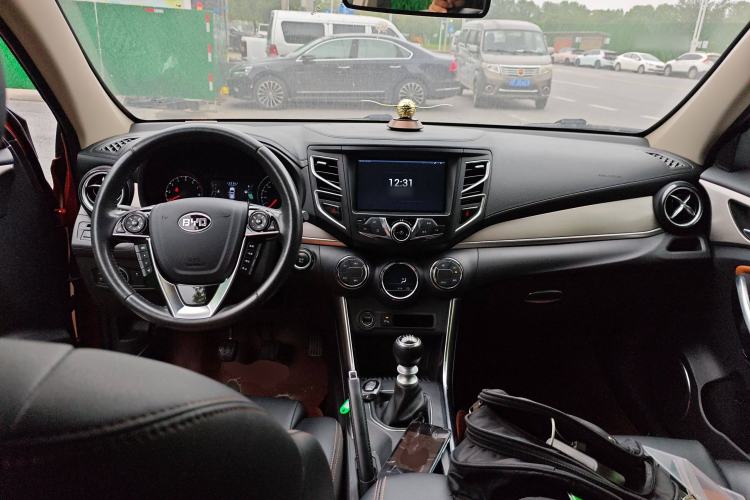 Used BYD Song 2016 1.5TI Manual Luxury Model Center Console