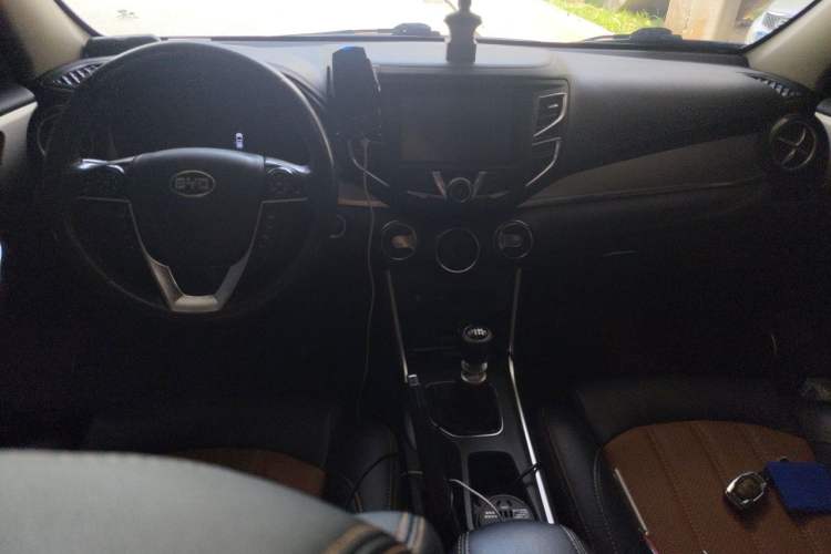 Used BYD Song 2016 1.5TI Manual Luxury Model Center Console