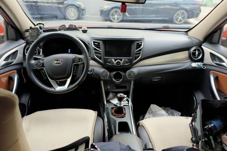 Used BYD Song 2016 1.5TI Manual Luxury Model Center Console