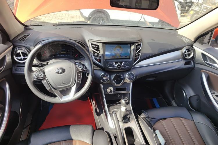 Used BYD Song 2016 GaiShi Edition 1.5TI Manual Elite Model Center Console
