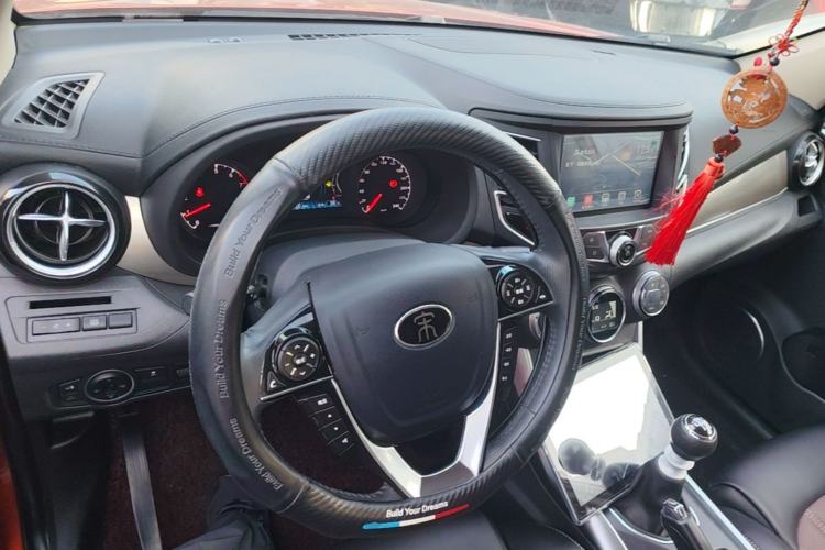 Used BYD Song 2016 GaiShi Edition 1.5TI Manual Elite Model Center Console