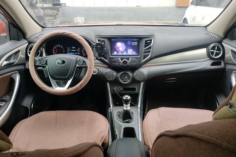 Used BYD Song 2016 GaiShi Edition 1.5TI Manual Elite Model Center Console