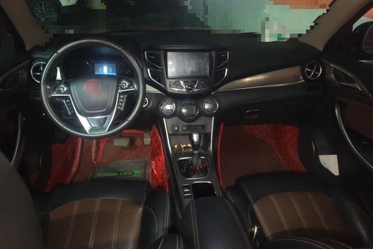 Used BYD Song 2016 GaiShi Edition 1.5TID Automatic Elite Model Center Console