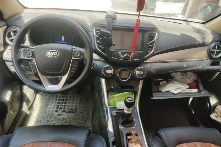 Used BYD Song 2016 1.5TI Manual Luxury Model Center Console