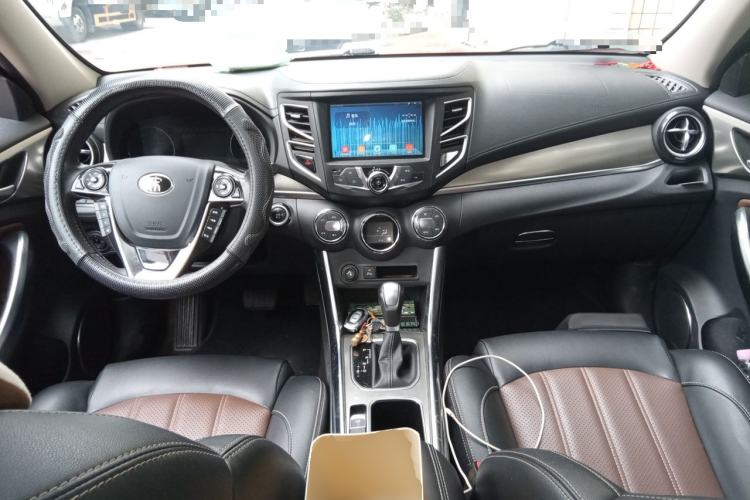 Used BYD Song 2016 GaiShi Edition 1.5TID Automatic Elite Model Center Console
