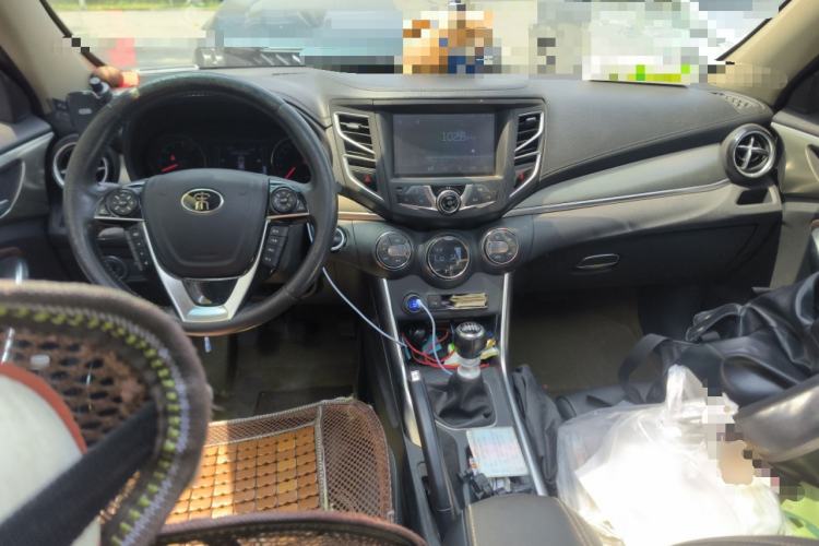 Used BYD Song 2016 GaiShi Edition 1.5TI Manual Elite Model Center Console