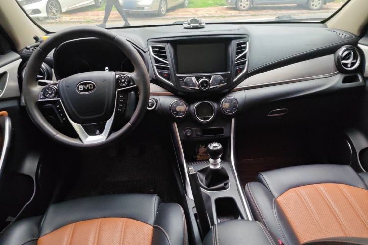 Used BYD Song 2016 1.5TI Manual Luxury Model Center Console