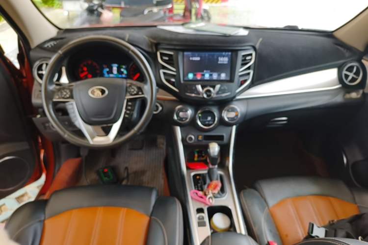 Used BYD Song 2016 GaiShi Edition 1.5TID Automatic Elite Model Center Console