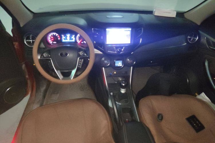 Used BYD Song 2016 GaiShi Edition 1.5TI Manual Elite Model Center Console