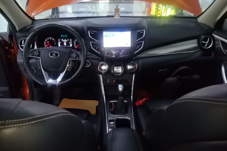 Used BYD Song 2016 GaiShi Edition 1.5TID Automatic Elite Model Center Console