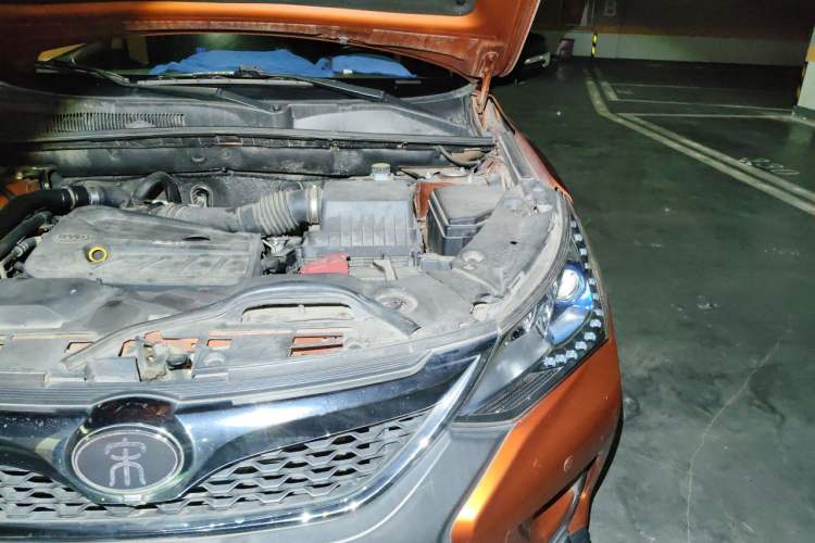 Used BYD Song 2016 2.0TID Automatic Prestige Edition Engine Bay Left