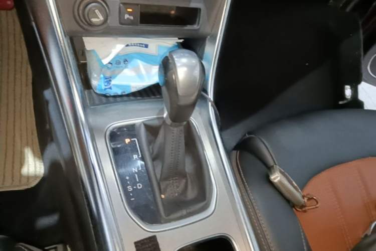 Used BYD Song 2016 2.0TID Automatic Prestige Edition Gear Lever