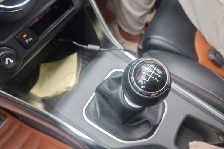 Used BYD Song 2016 Gaishi Edition 1.5TI Manual Haoya Model Gear Lever