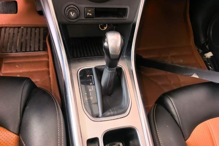 Used BYD Song 2016 2.0TID Automatic Prestige Edition Gear Lever