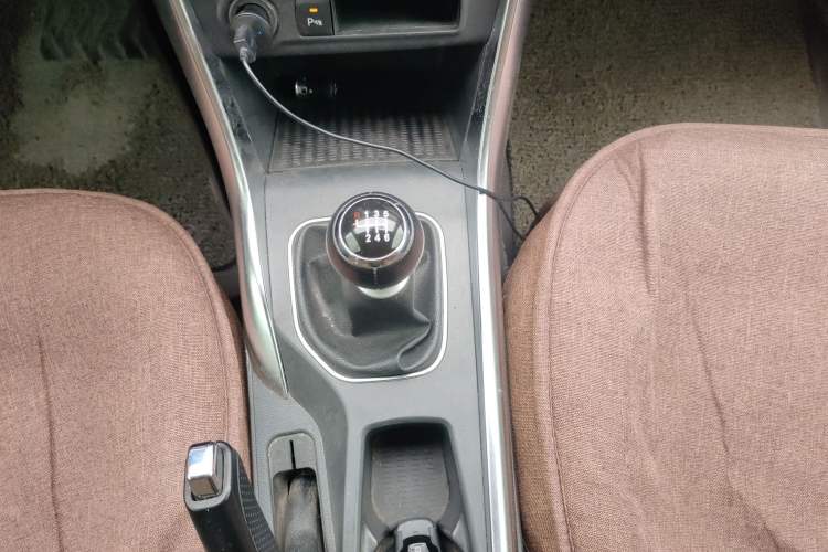 Used BYD Song 2016 GaiShi Edition 1.5TI Manual Elite Model Gear Lever