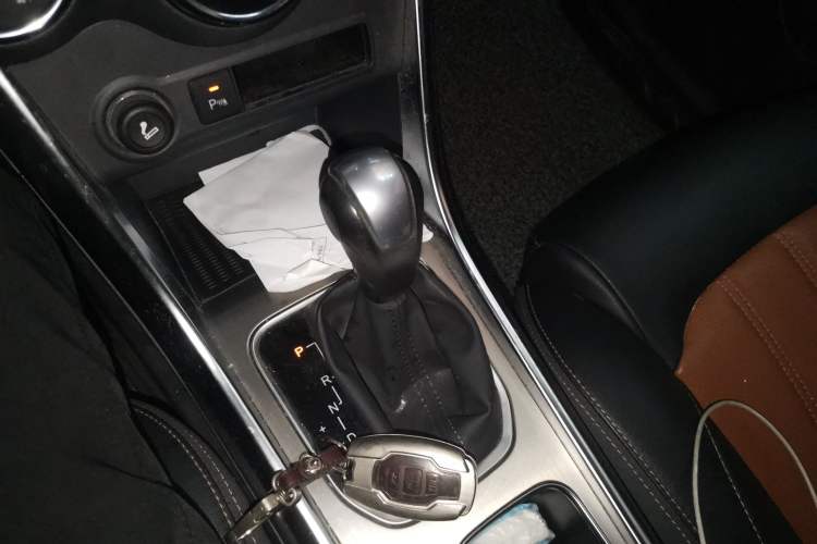 Used BYD Song 2016 2.0TID Automatic Prestige Edition Gear Lever