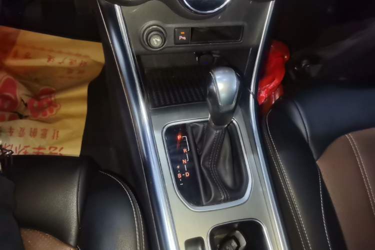 Used BYD Song 2016 GaiShi Edition 1.5TID Automatic Elite Model Gear Lever
