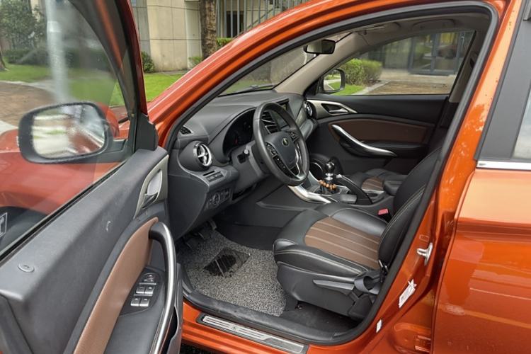 Used BYD Song 2016 GaiShi Edition 1.5TI Manual Elite Model Interior 11