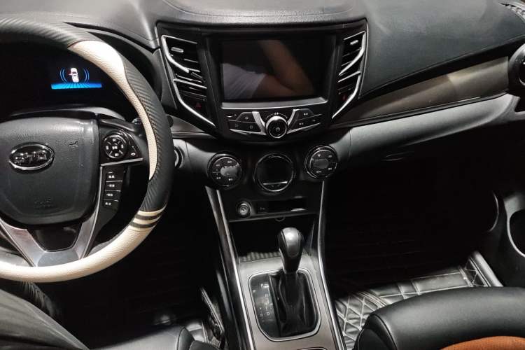 Used BYD Song 2016 2.0TID Automatic Prestige Edition Interior 4