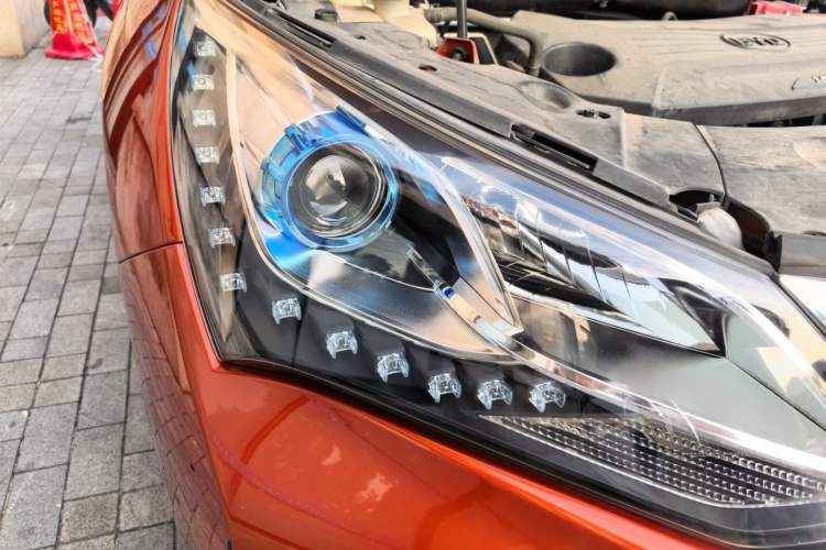 Used BYD Song 2016 1.5TI Manual Luxury Model Right Front Headlight