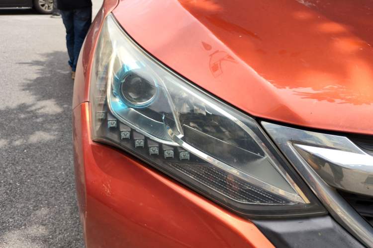 Used BYD Song 2016 2.0TID Automatic Prestige Edition Right Front Headlight