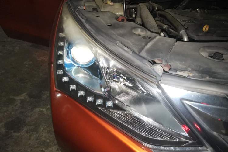 Used BYD Song 2016 2.0TID Automatic Prestige Edition Right Front Headlight