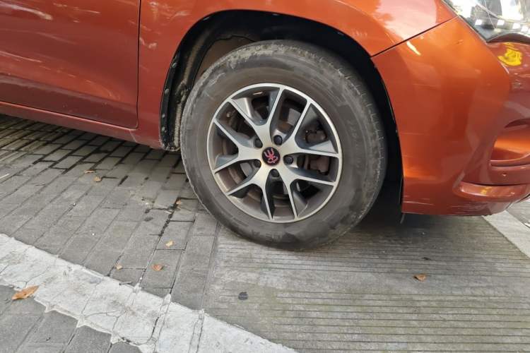 Used BYD Song 2016 GaiShi Edition 1.5TID Automatic Elite Model Right Front Wheel Hub