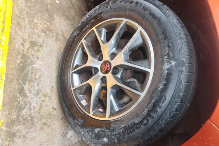 Used BYD Song 2016 Gaishi Edition 1.5TI Manual Haoya Model Right Front Wheel Hub