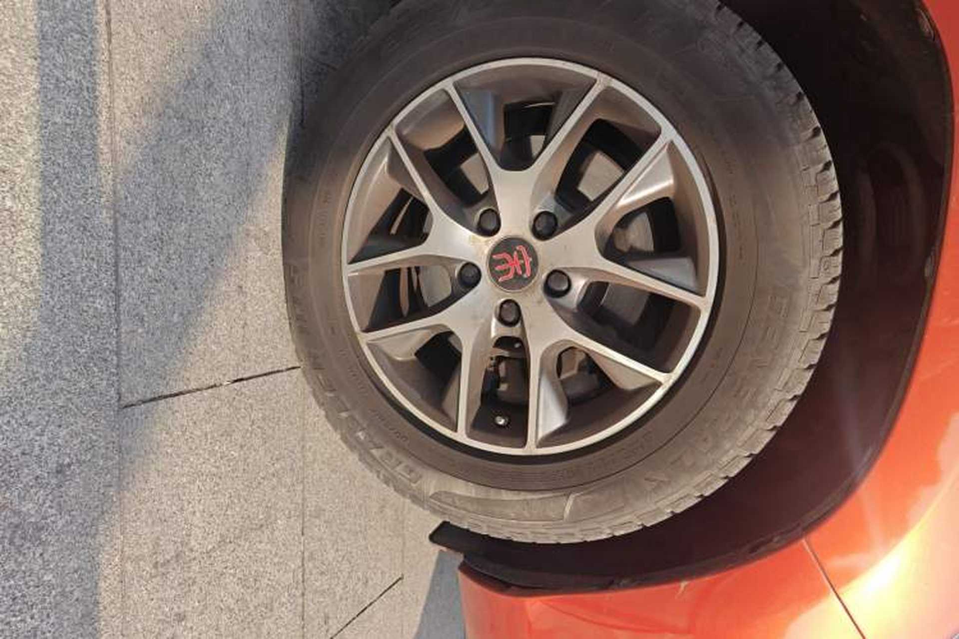 Used BYD Song 2016 GaiShi Edition 1.5TID Automatic Elite Model Right Front Wheel Hub