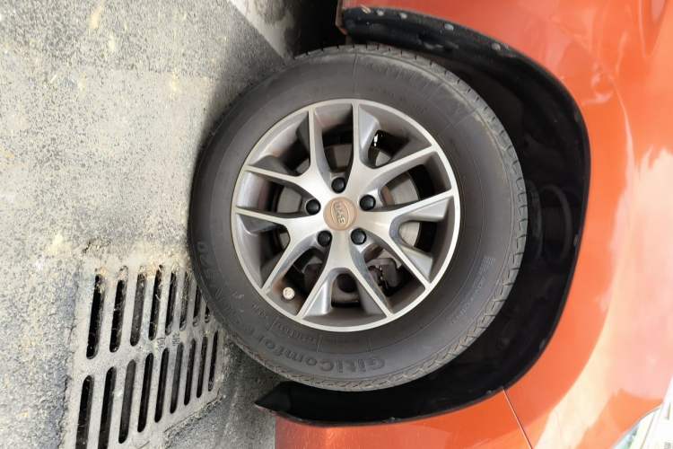Used BYD Song 2016 1.5TI Manual Luxury Model Right Front Wheel Hub