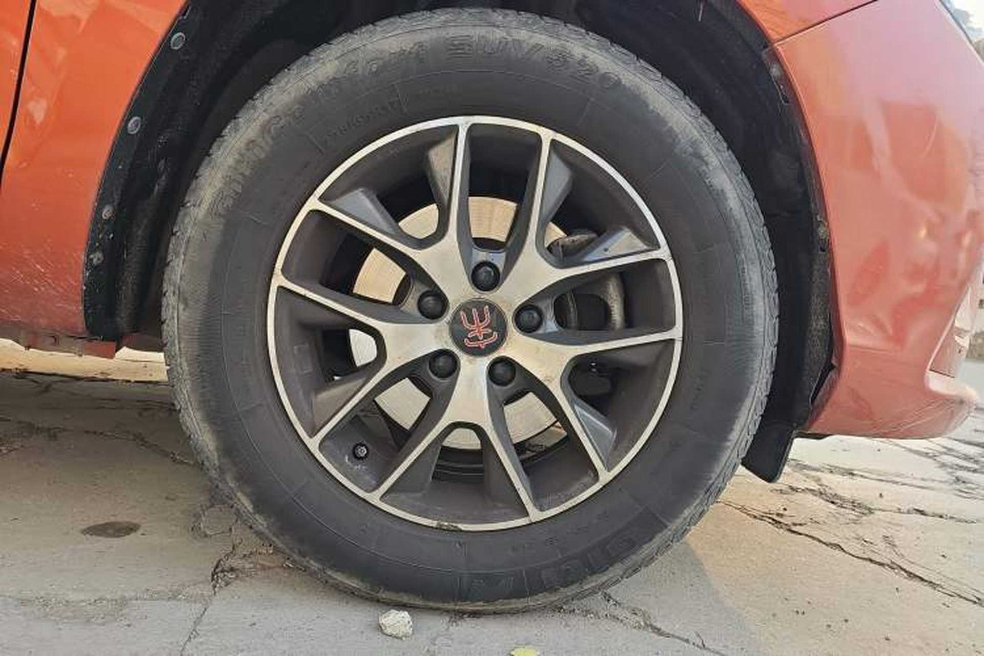 Used BYD Song 2016 GaiShi Edition 1.5TID Automatic Elite Model Right Front Wheel Hub