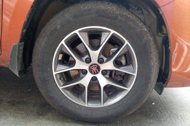 Used BYD Song 2016 GaiShi Edition 1.5TID Automatic Elite Model Right Front Wheel Hub