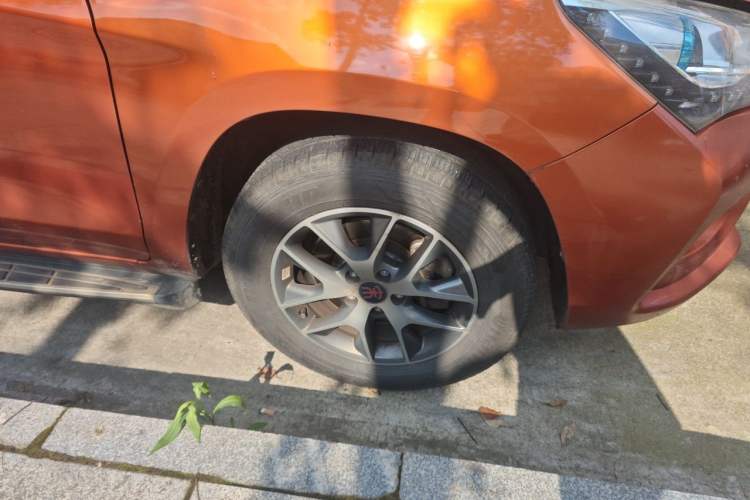 Used BYD Song 2016 Gaishi Edition 1.5TI Manual Haoya Model Right Front Wheel Hub
