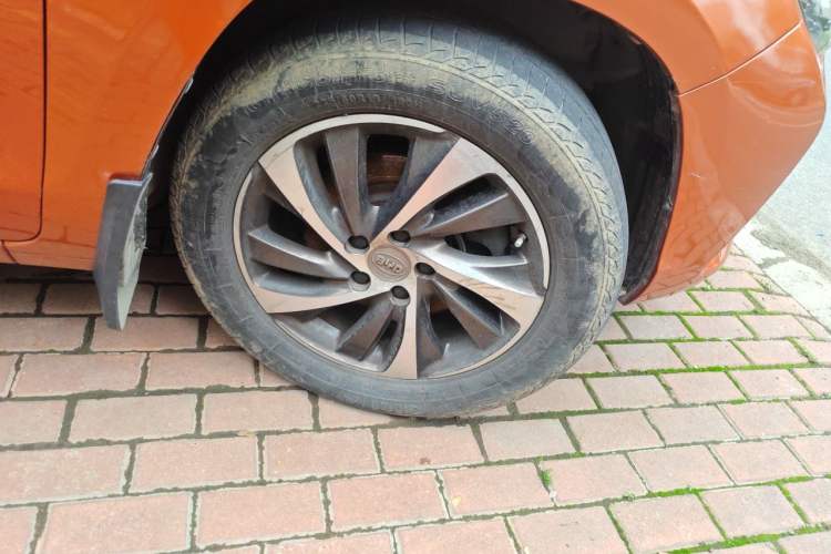 Used BYD Song 2016 1.5TI Manual Luxury Model Right Front Wheel Hub