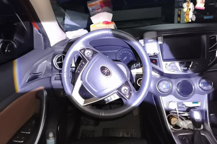 Used BYD Song 2016 GaiShi Edition 1.5TID Automatic Elite Model Steering Wheel